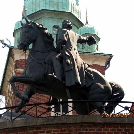 Памятник Тадеушу Костюшко у стен замка