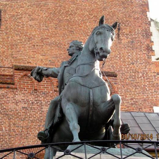 Памятник Тадеушу Костюшко у стен замка