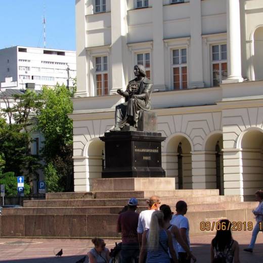 Памятник Копернику у дворца Сташица