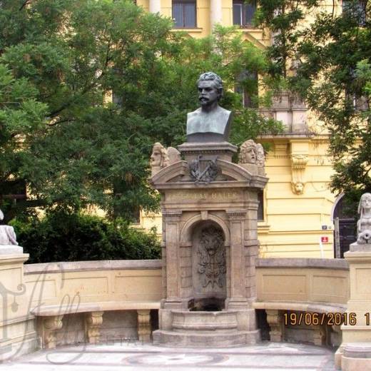 Памятники в парке Карловой площади.