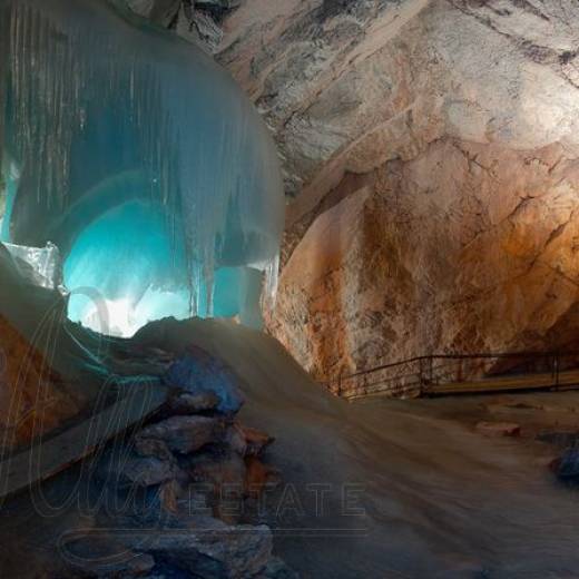 Ледянная пещера Айсризенвельт
