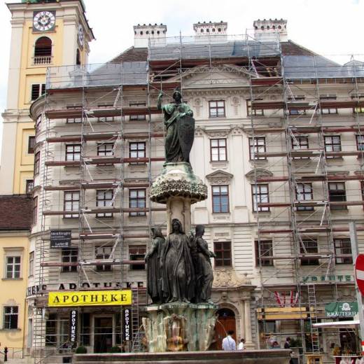 Фонтан Австрии на площади Фрайунг