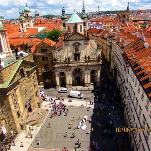 Прага Старе Место — перед Карловым мостом.