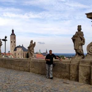 2019-09-23-5: Кутна-Гора, Чехия – Статуи святых перед Иезуитским колледжем