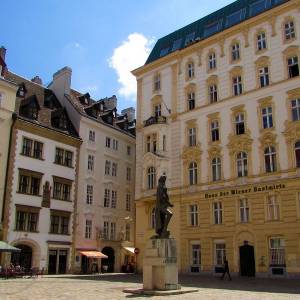 vienna-190619-200-judenplatz